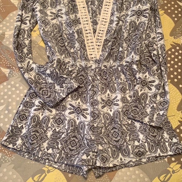 Romper Size Medium by Romeo & Juliet Couture - Picture 3 of 9